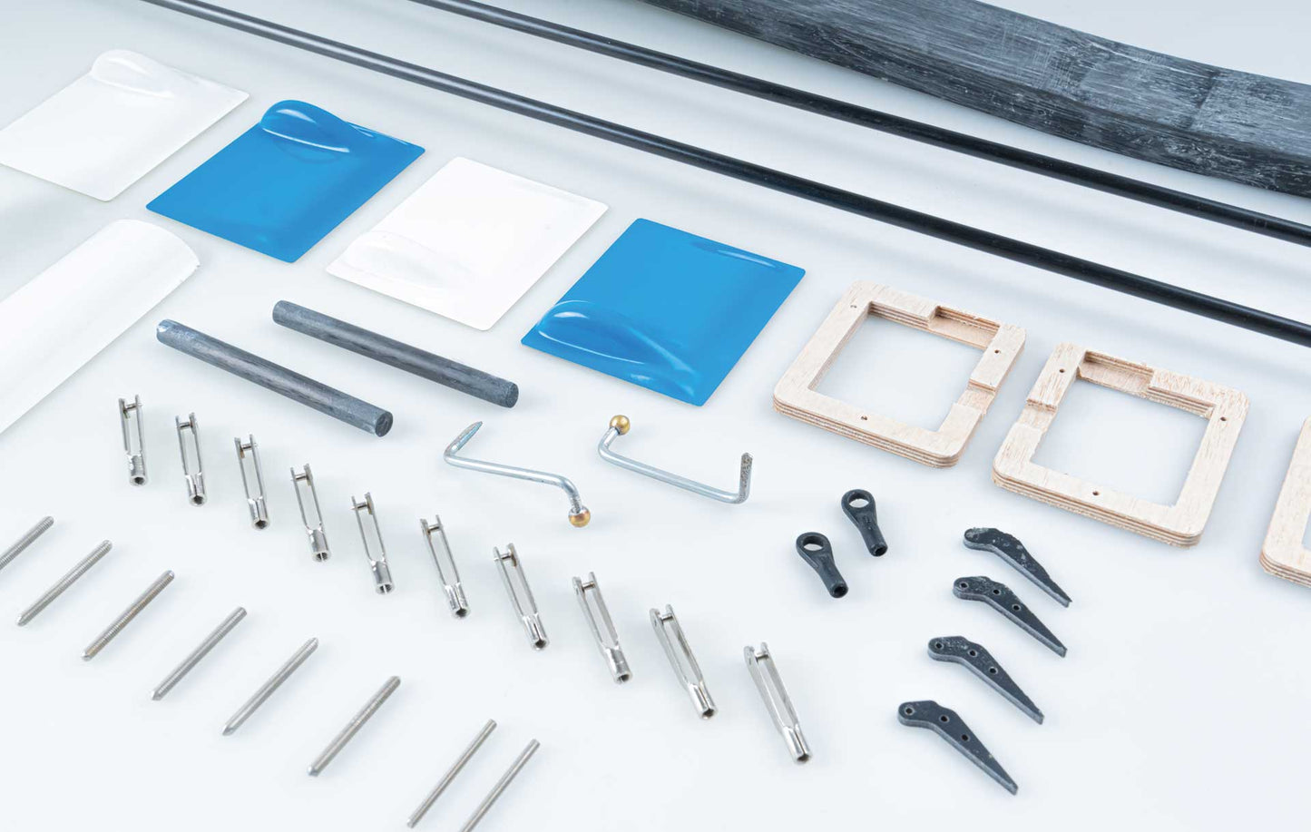 Robbe Modellsport Avalanche ARF Voll-CFK 2,8m Elektro Segler, Voll-Carbon, weiß-blau