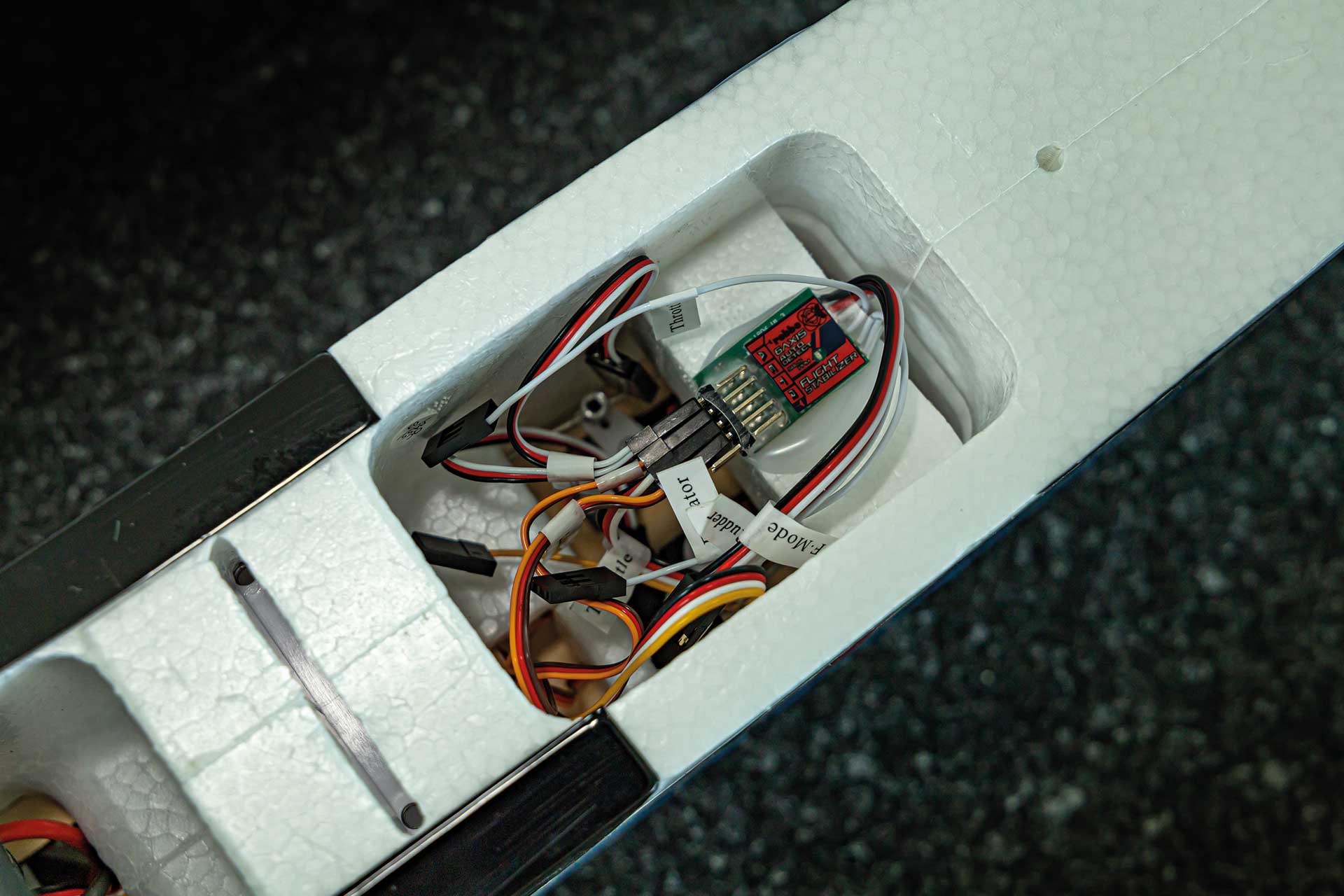 Robbe Modellsport Air Trainer 140 V2 EPO PNP mit Flight Controller (3-Achs Fluglagen-Stabilisierung, Gyro)