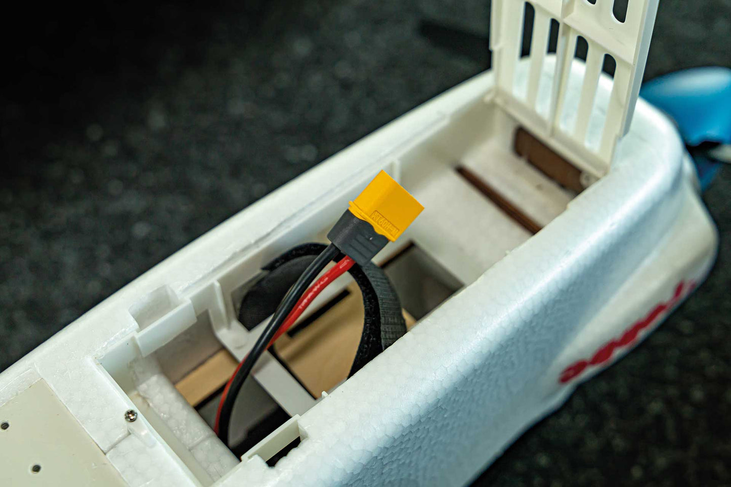 Robbe Modellsport Air Trainer 140 V2 EPO PNP mit Flight Controller (3-Achs Fluglagen-Stabilisierung, Gyro)