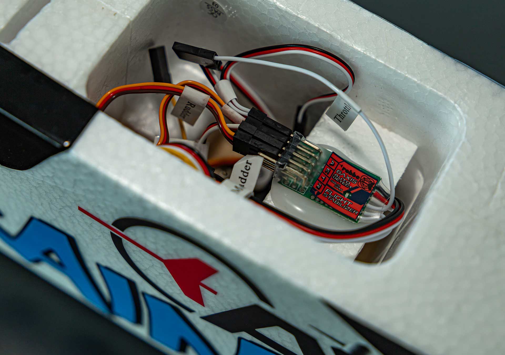 Robbe Modellsport Air Trainer 140 V2 EPO PNP mit Flight Controller (3-Achs Fluglagen-Stabilisierung, Gyro)