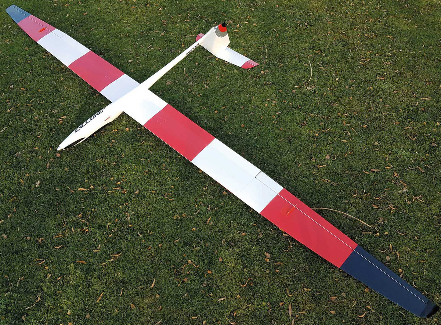Robbe Modellsport Cyclone XT 6,2M ARF mit GFK Rumpf, 4-tlg Tragflächen mit Abachi-Beplankung