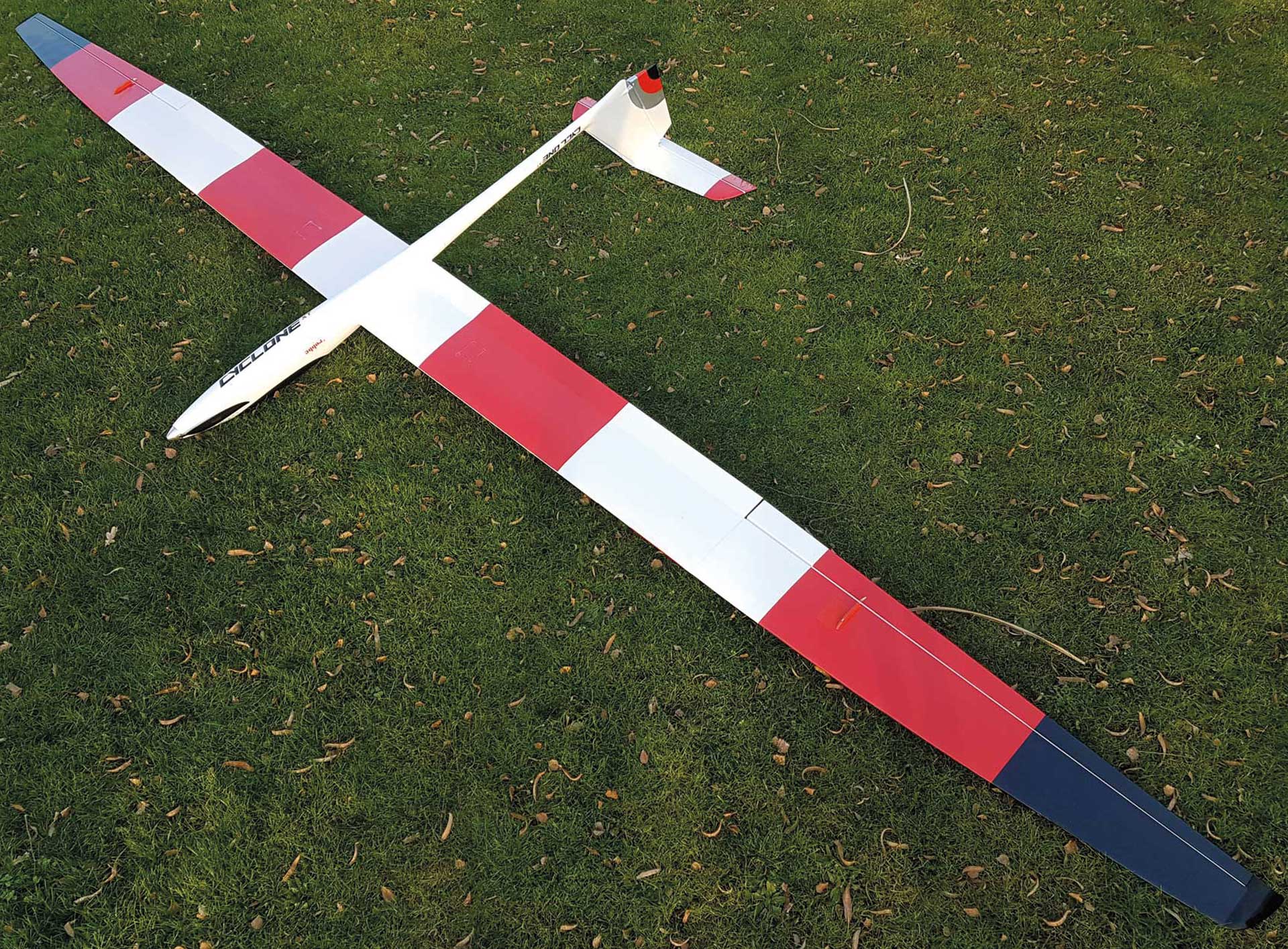 Robbe Modellsport Cyclone XT 6,2M ARF mit GFK Rumpf, 4-tlg Tragflächen mit Abachi-Beplankung