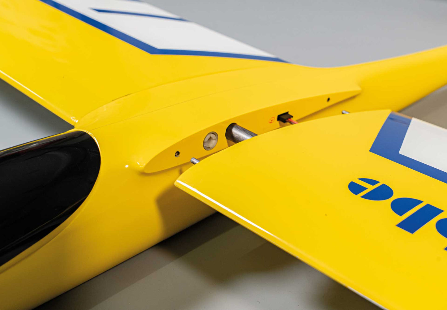 Robbe Modellsport K-Rat II Pro Voll-GFK PNP Kompakt-Allrounder mit 2-Klappenflügel