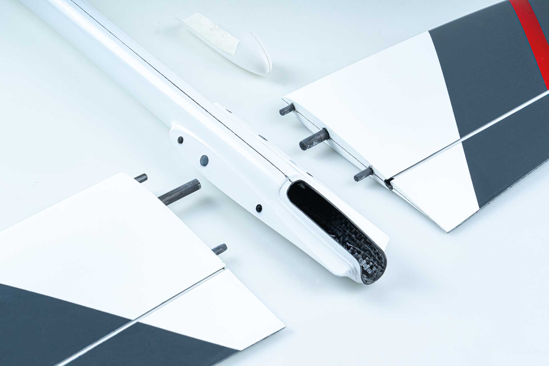 Robbe Modellsport Avalanche ARF Voll-CFK 2,8m Elektro Segler, Voll-Carbon, weiß-blau